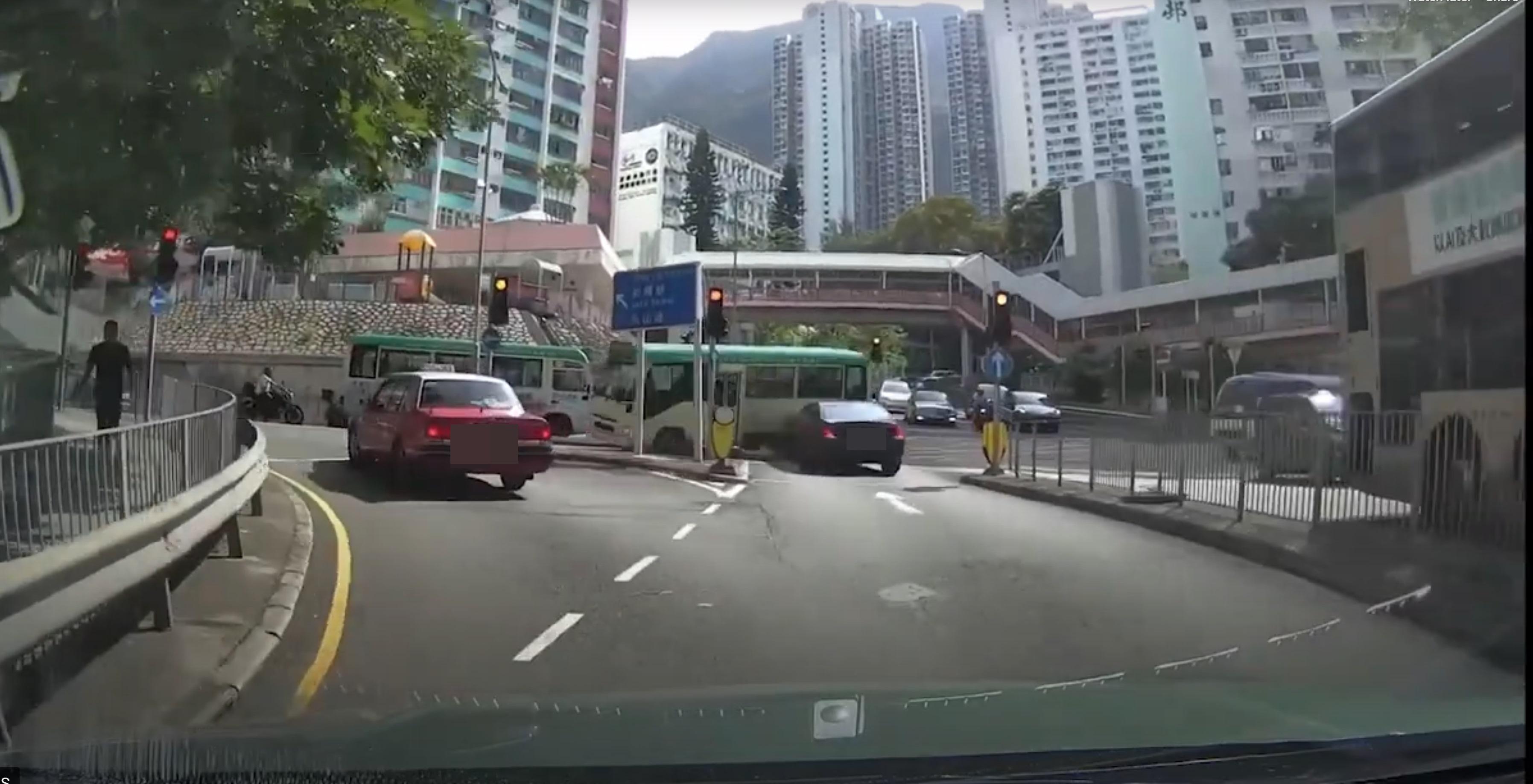 車Cam直擊|清水灣道中港車牌私家車攔腰直撞綠VAN。(網片截圖)