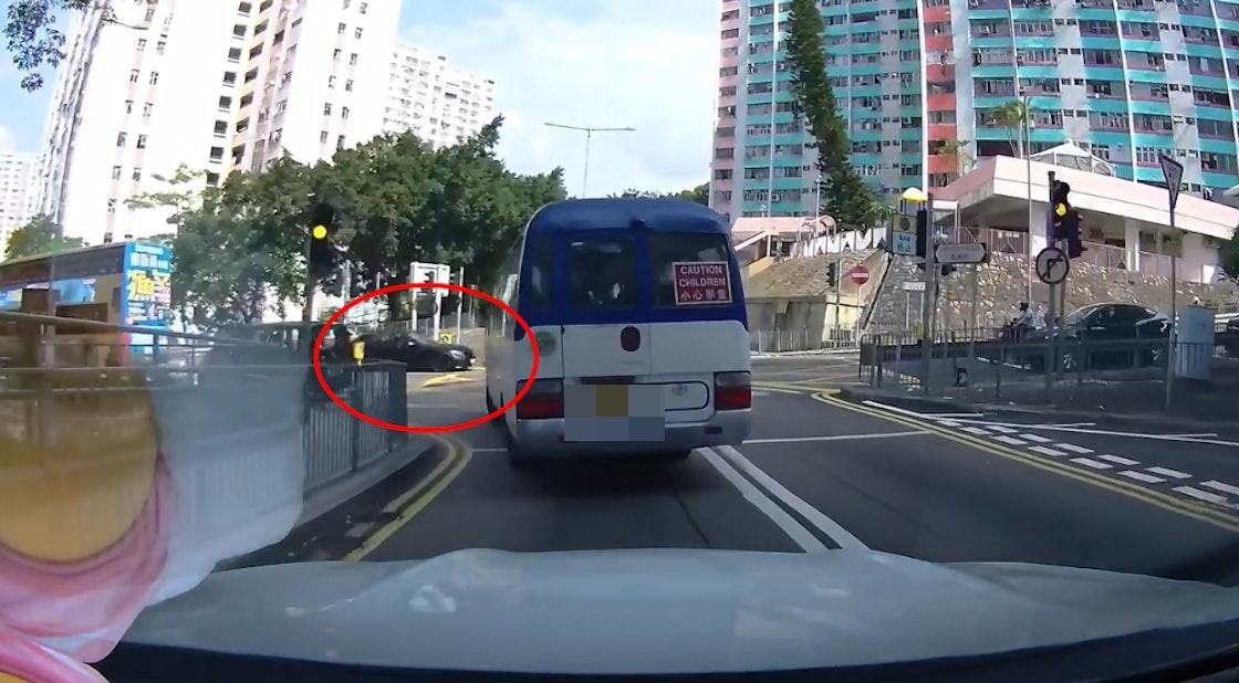 車Cam直擊|中港車牌私家車倒車數米,泵把飛脫。(網片截圖)