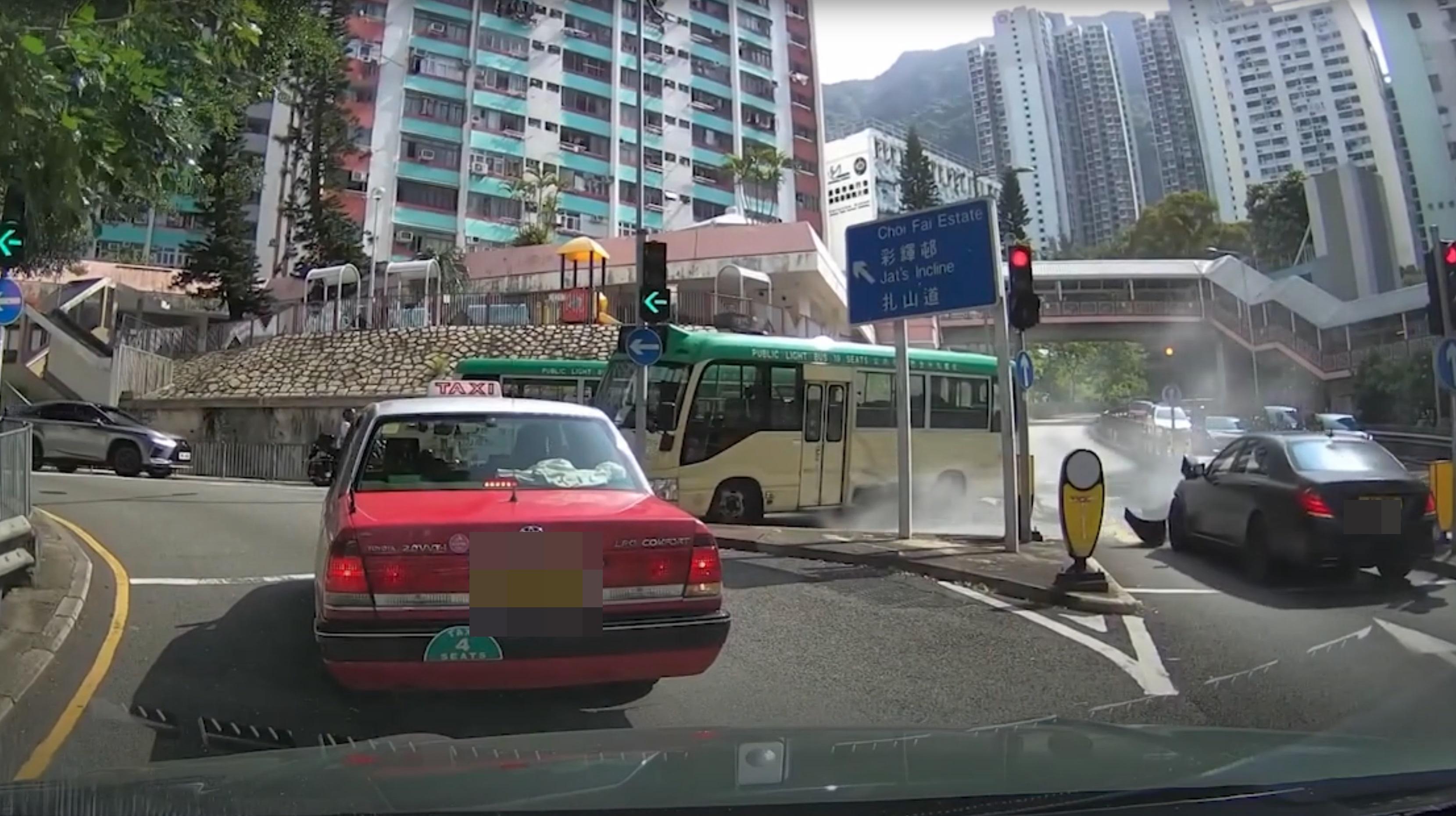 車Cam直擊|中港車牌私家車倒車數米,泵把飛脫。(網片截圖)