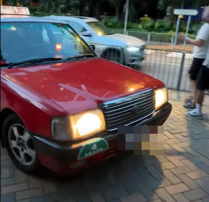 網上熱話|跑馬地的士在行人路駕駛。(網片截圖)