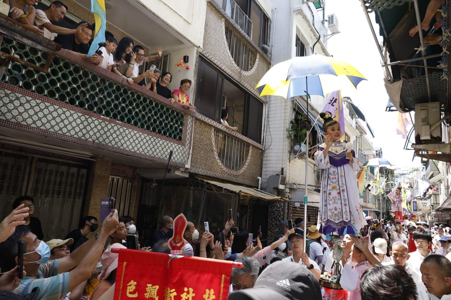 飄色會景巡遊正式開始。(林俊源攝)