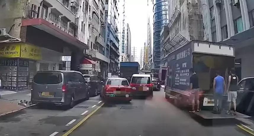 車Cam直擊|觀塘的士撞私家車再撼貨車 工人逃命勁牙煙。(網片截圖)