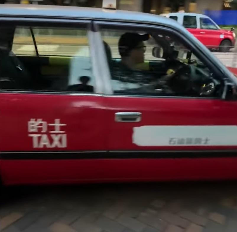 網上熱話|跑馬地的士在行人路駕駛。(網片截圖)