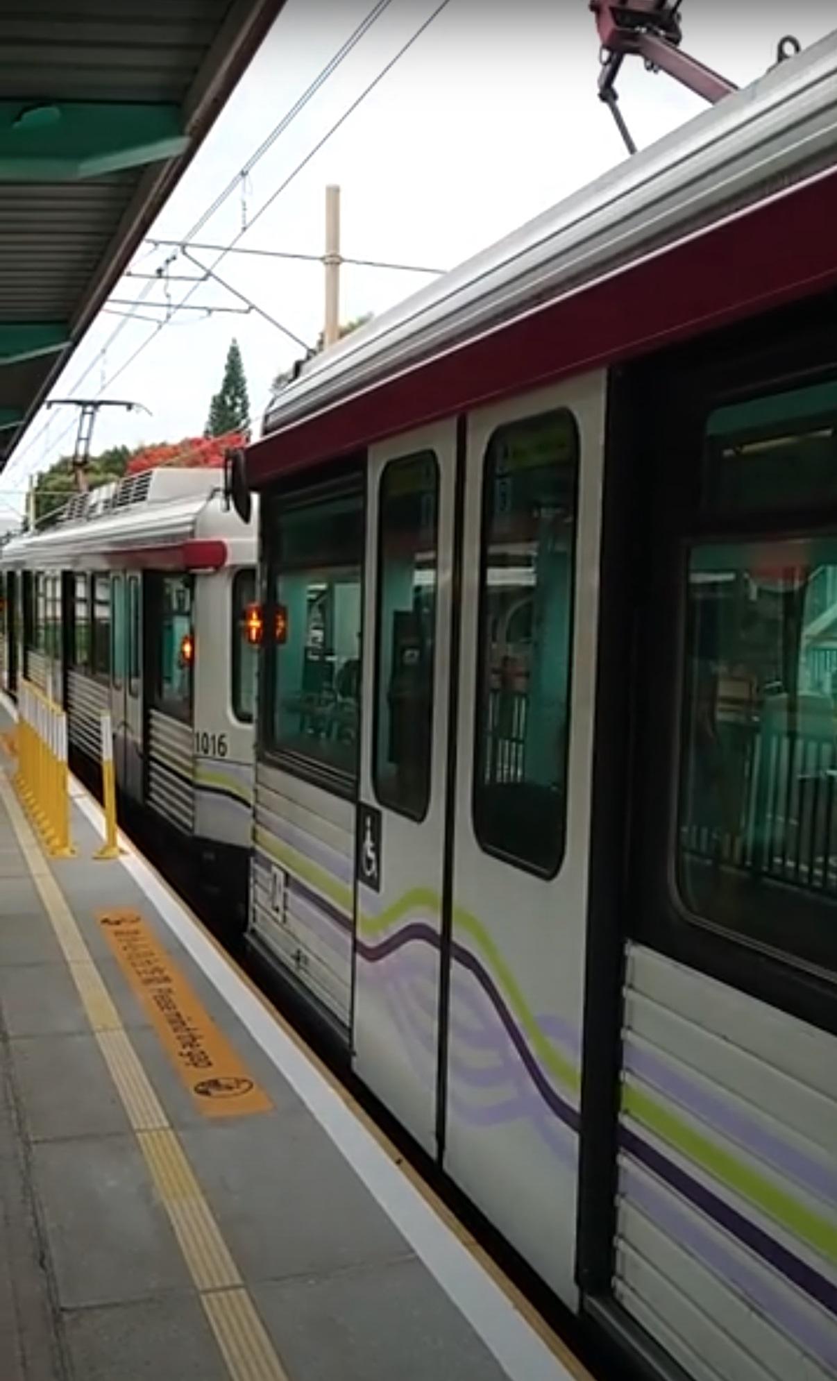 涉事輕鐵駛進鍾屋村站時車速緩慢,車身搖晃及冒出白煙。(網片截圖)