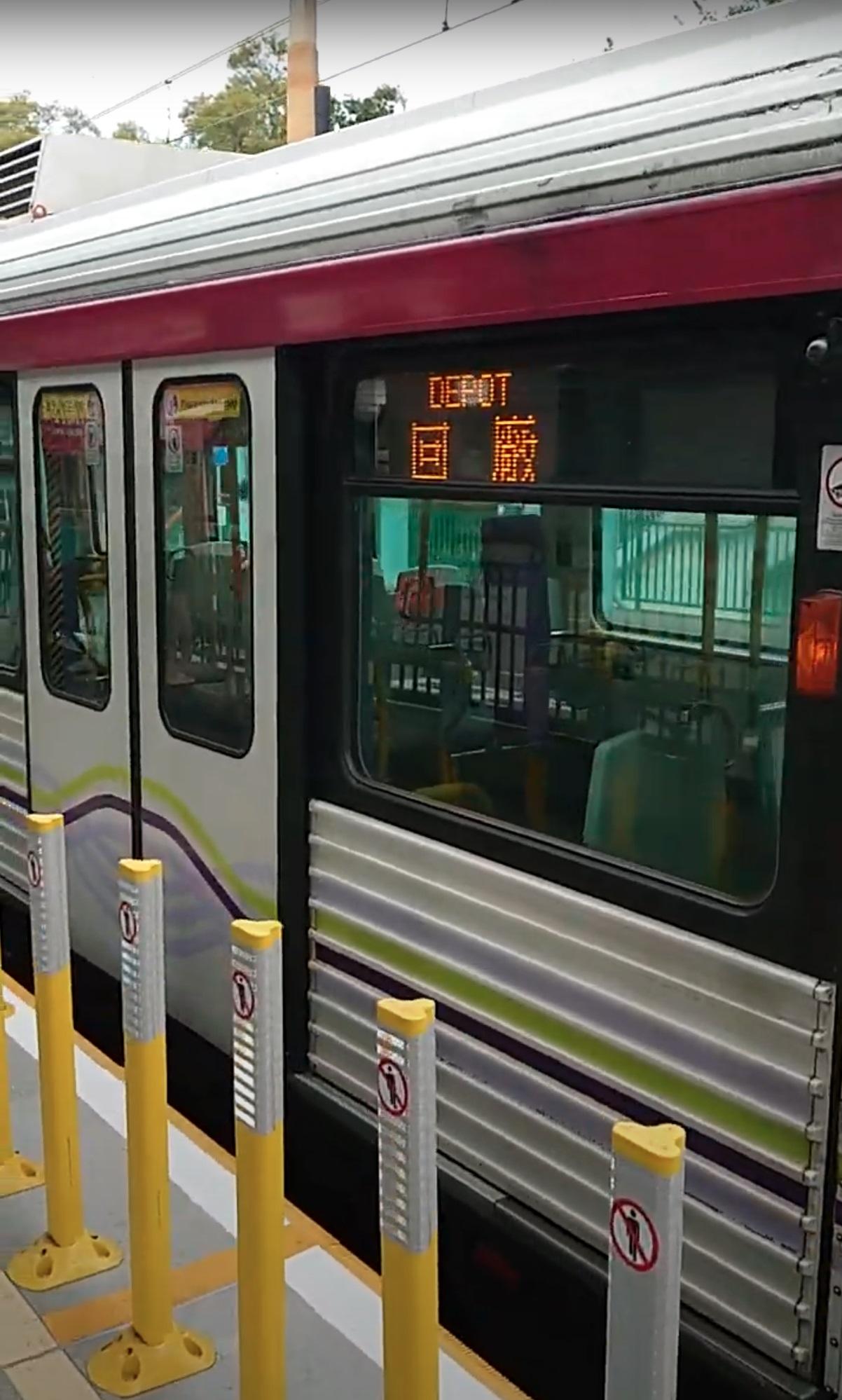 涉事輕鐵駛進鍾屋村站時車速緩慢,車身搖晃及冒出白煙。(網片截圖)