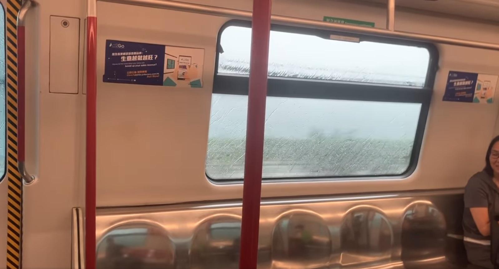 網上熱話|港鐵東涌綫車廂變「水舞澗」。(網片截圖)
