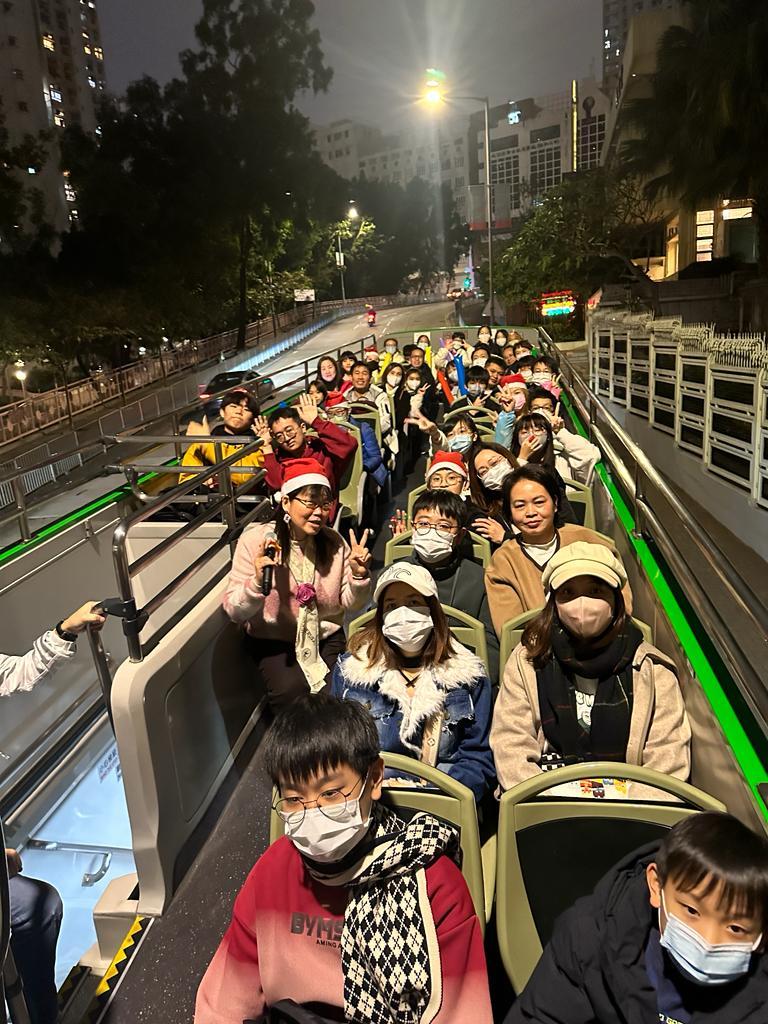 聖誕節親子坐開篷巴士報佳音同樂。