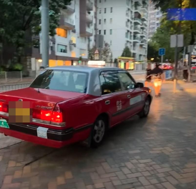 網上熱話|跑馬地的士在行人路駕駛。(網片截圖)