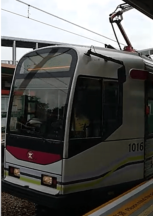 涉事輕鐵駛進鍾屋村站時車速緩慢,車身搖晃及冒出白煙。(網片截圖)