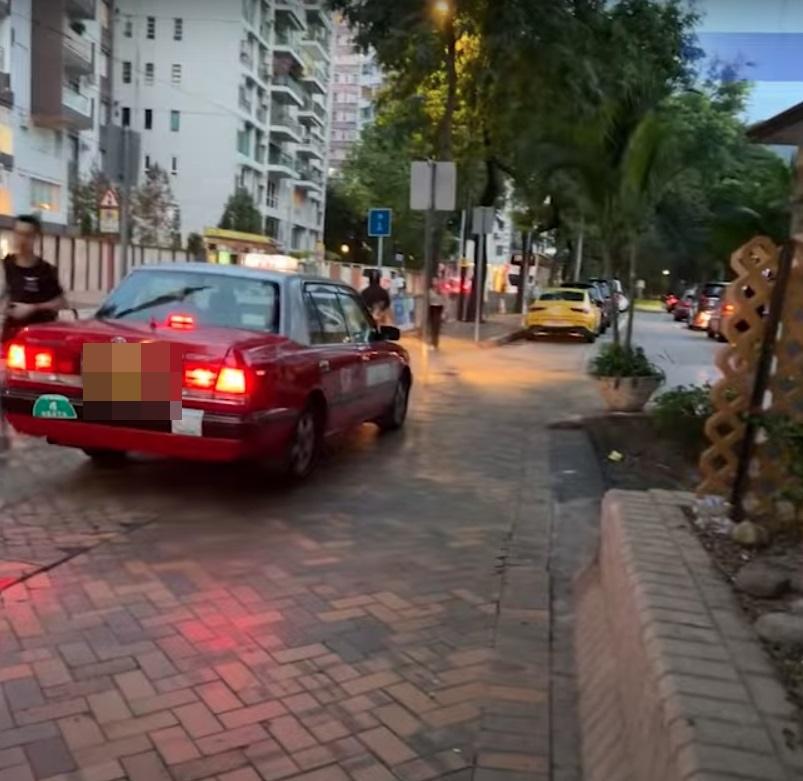 網上熱話|跑馬地的士在行人路駕駛。(網片截圖)