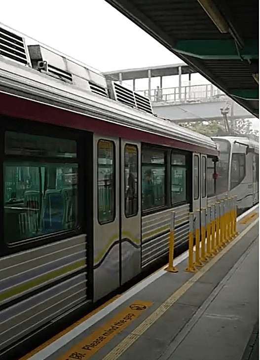 涉事輕鐵駛進鍾屋村站時車速緩慢,車身搖晃及冒出白煙。(網片截圖)
