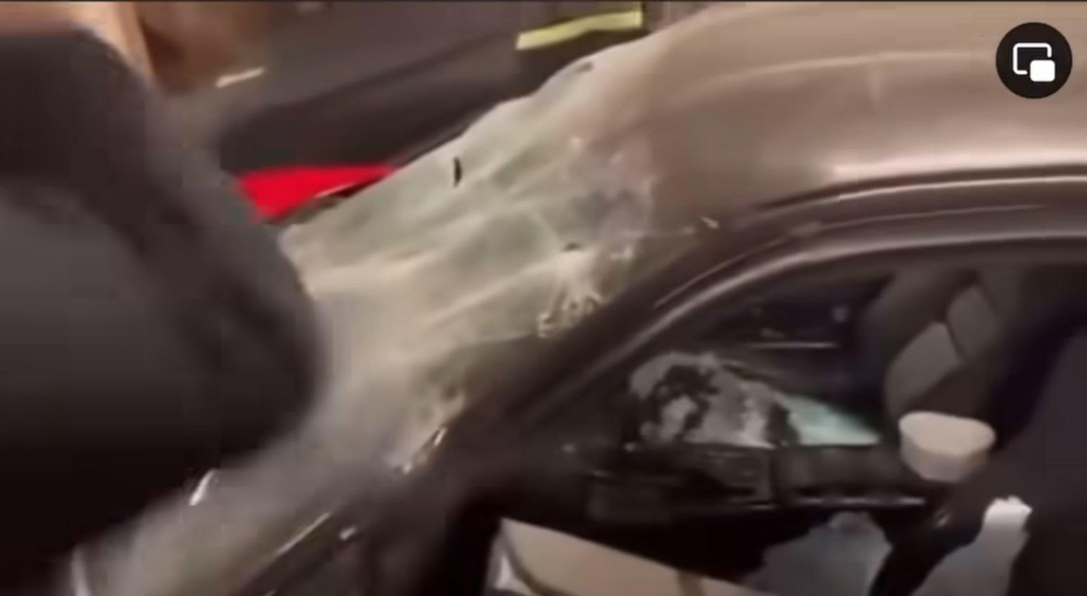 兩名黑衣男子在停車場毀壞NSX及GTR-R34。(網片截圖)