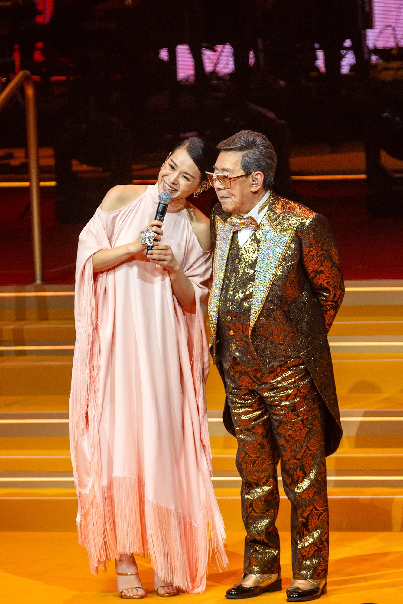 胡杏兒在台上唱出《妳的名字我的姓氏》。