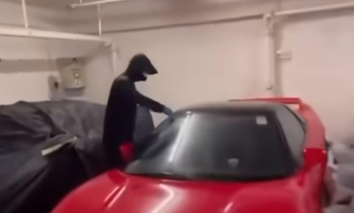 兩名黑衣男子在停車場毀壞NSX及GTR-R34。(網片截圖)