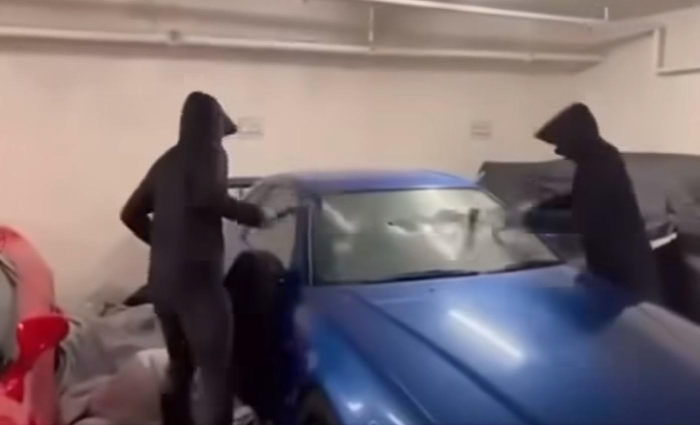 兩名黑衣男子在停車場毀壞NSX及GTR-R34。(網片截圖)