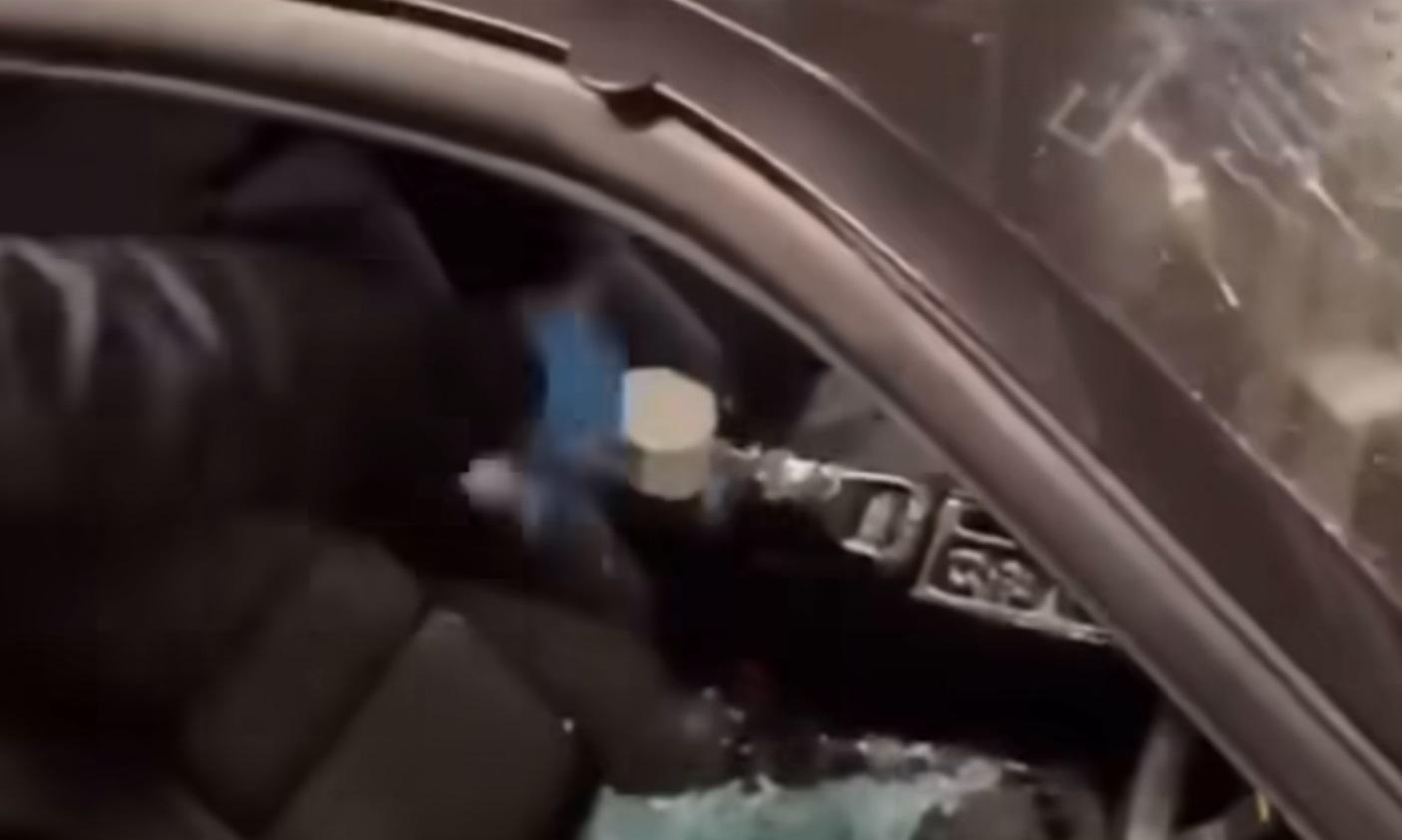 兩名黑衣男子向兩車的車廂淋潑疑似通渠水的腐蝕性液體。(網片截圖)