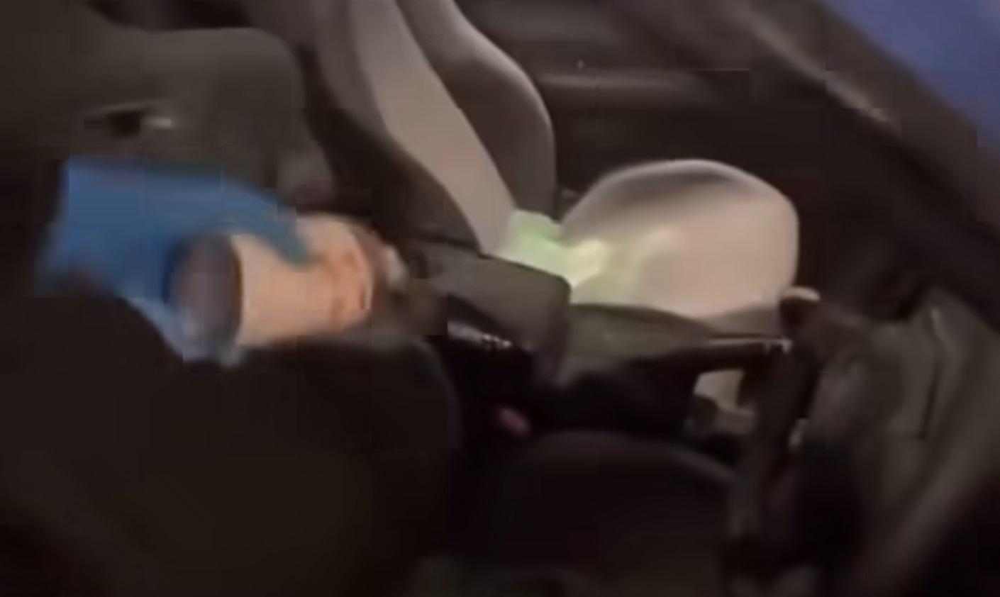 兩名黑衣男子向兩車的車廂淋潑疑似通渠水的腐蝕性液體。(網片截圖)