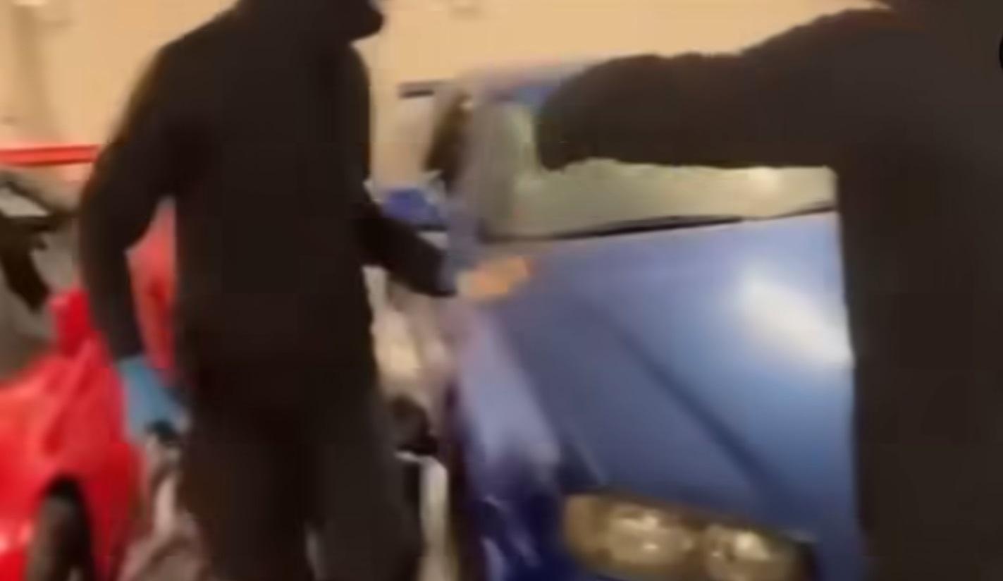 兩名黑衣男子在停車場毀壞NSX及GTR-R34。(網片截圖)