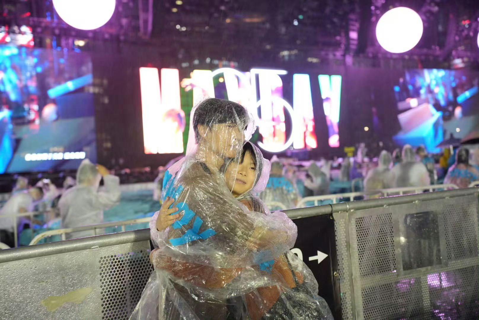 相信音樂決定今晚演唱會雨中舉行。