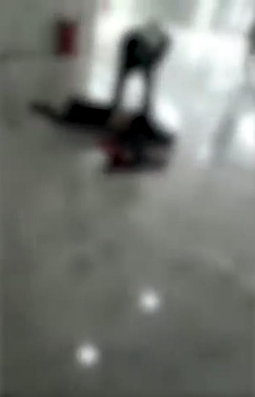 有傷者倒地浴血。(網片截圖)