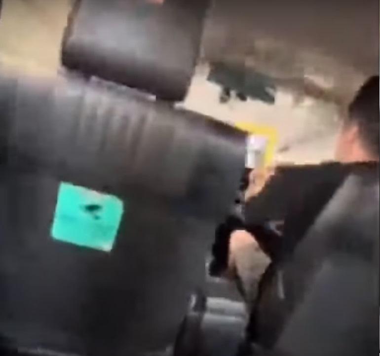 的士司機表示在機場排了兩個鐘頭。(影片截圖)