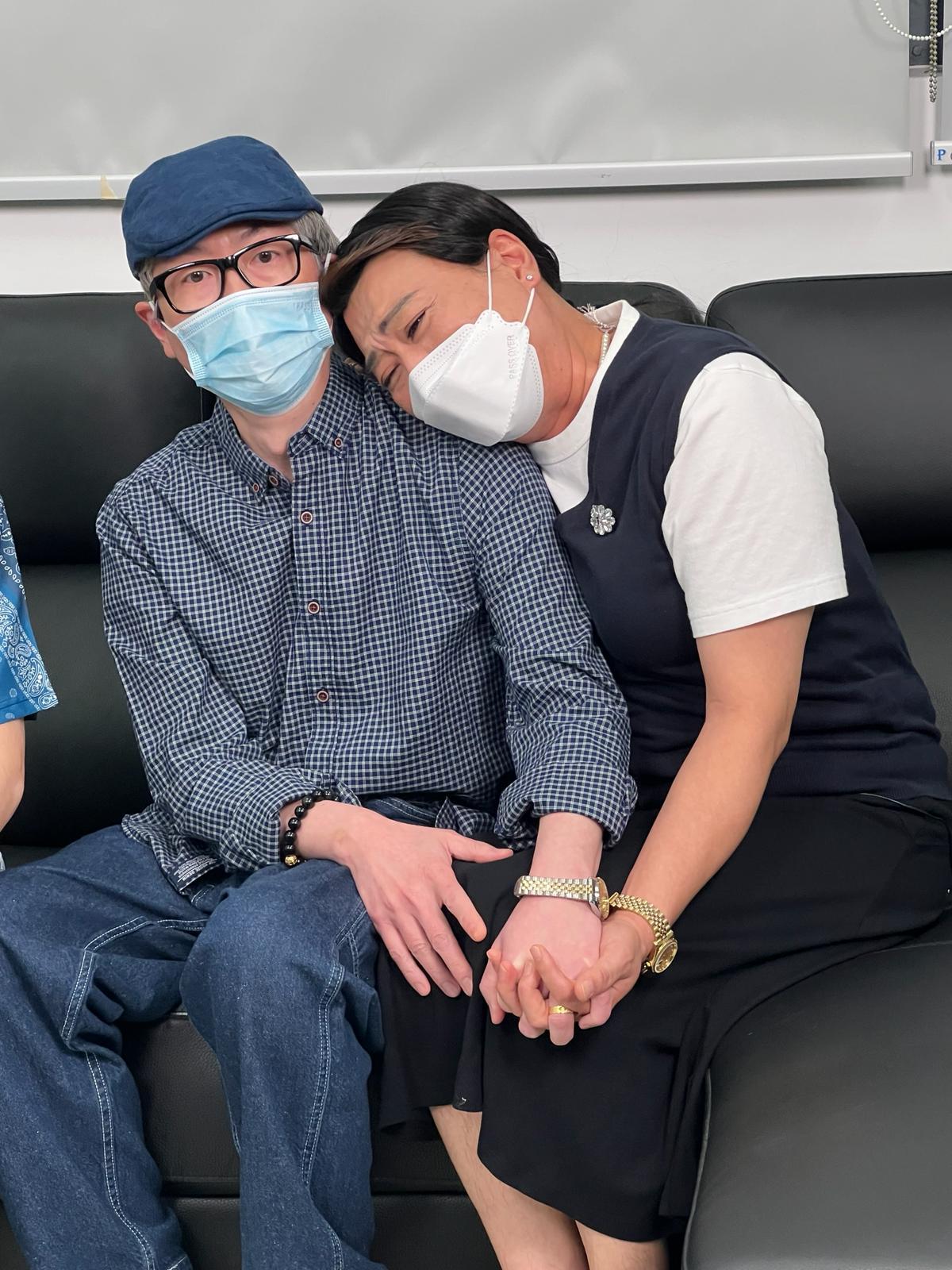 二人的神還原,短短兩小時已吸引大批網民留言直指笑到肚痛。