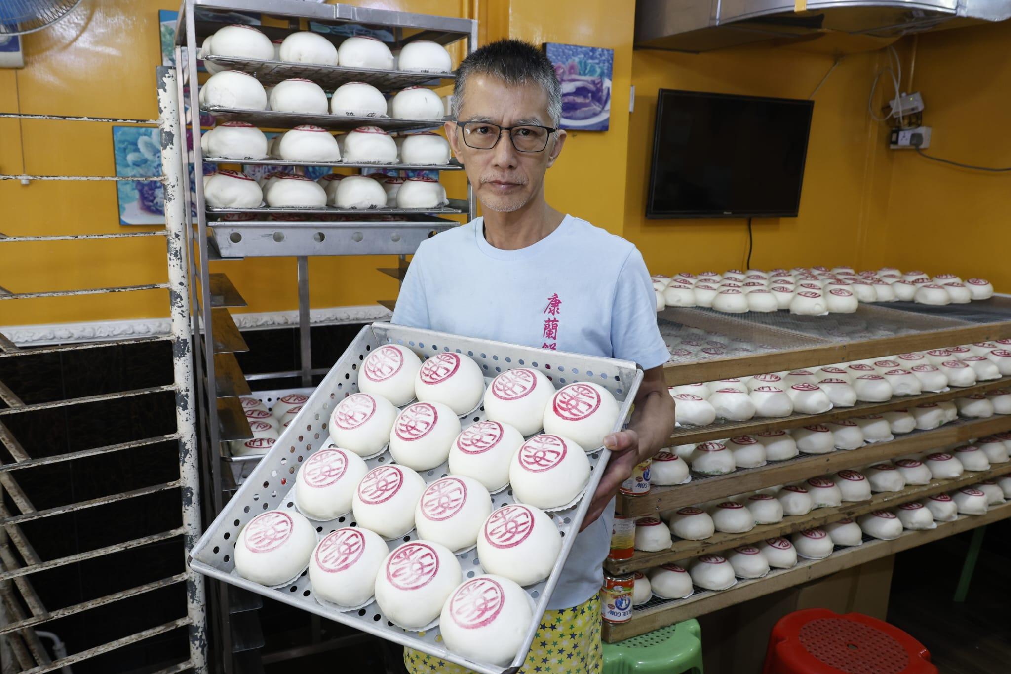 康蘭餅店負責人郭予泉認為人流比想像好。(林俊源攝)
