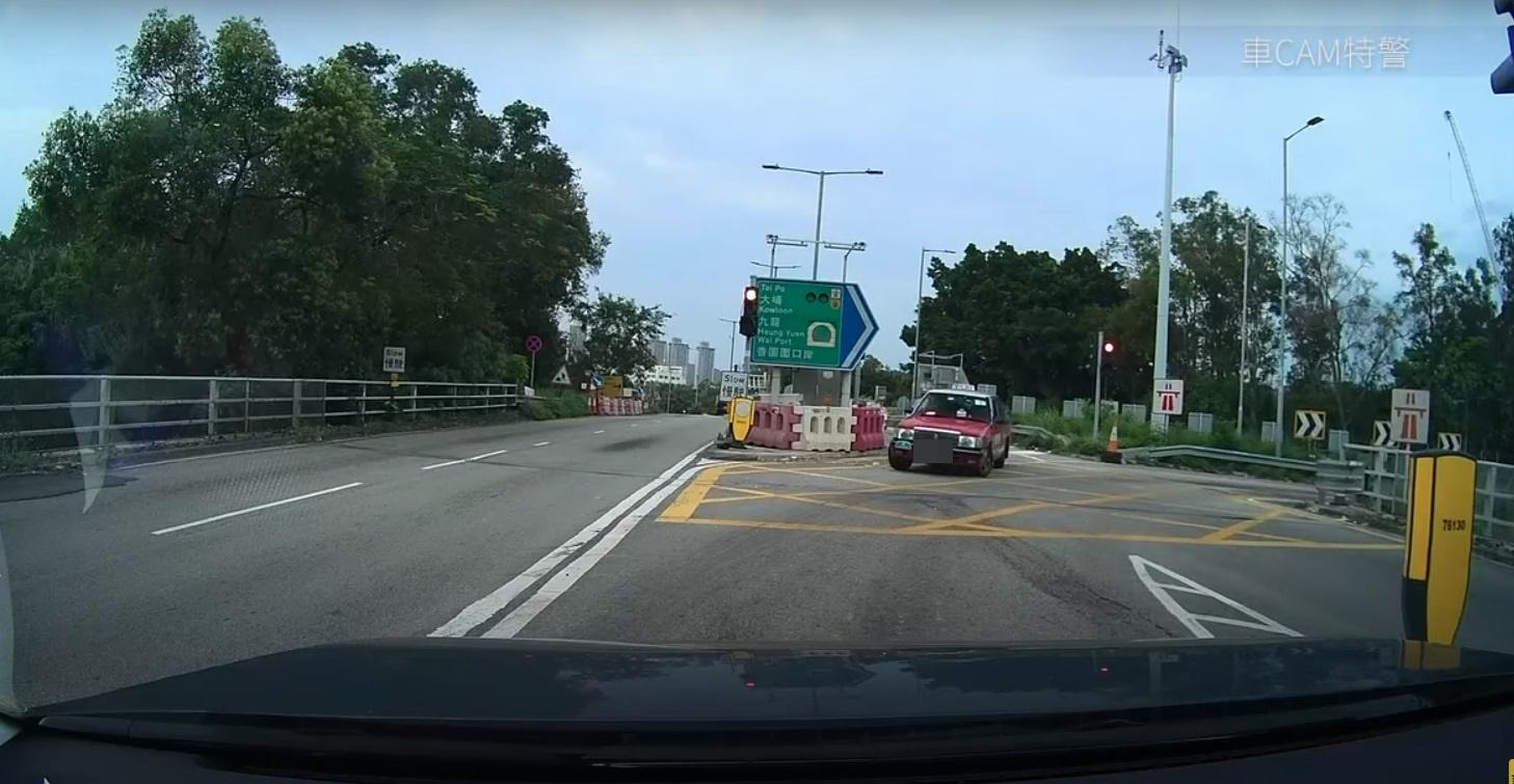 車Cam直擊|粉嶺紅的雙白線U-turn 鐵騎士逃過一劫。(網片截圖)