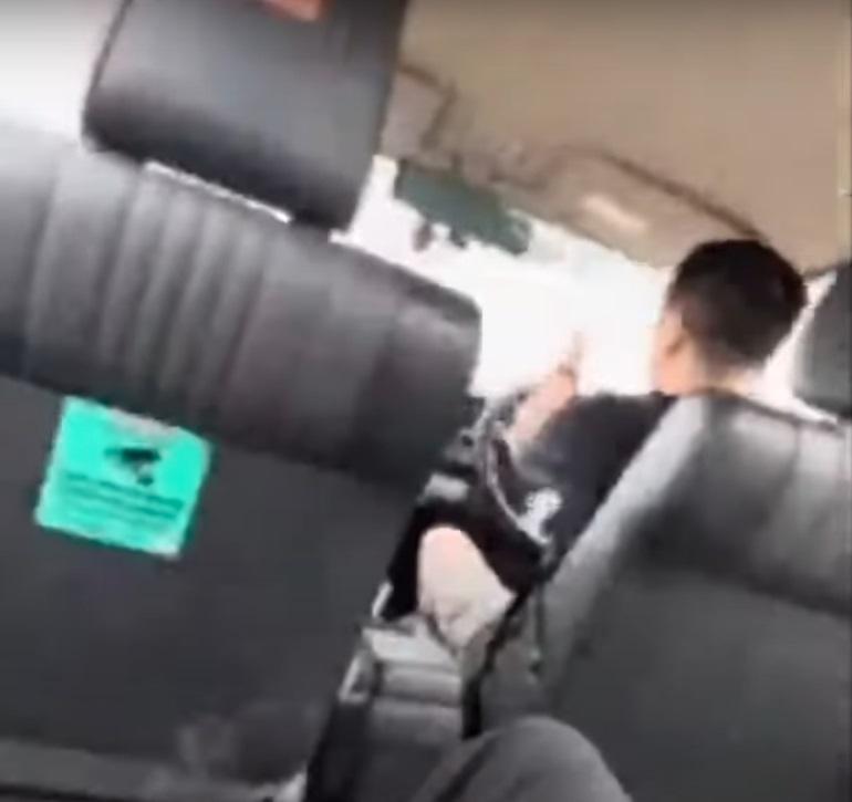 的士司機與男乘客發生口角。(影片截圖)