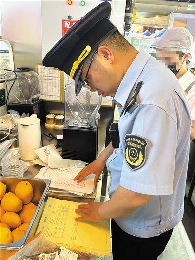 北京市場監管局檢查涉事茉酸奶門店(新京報)