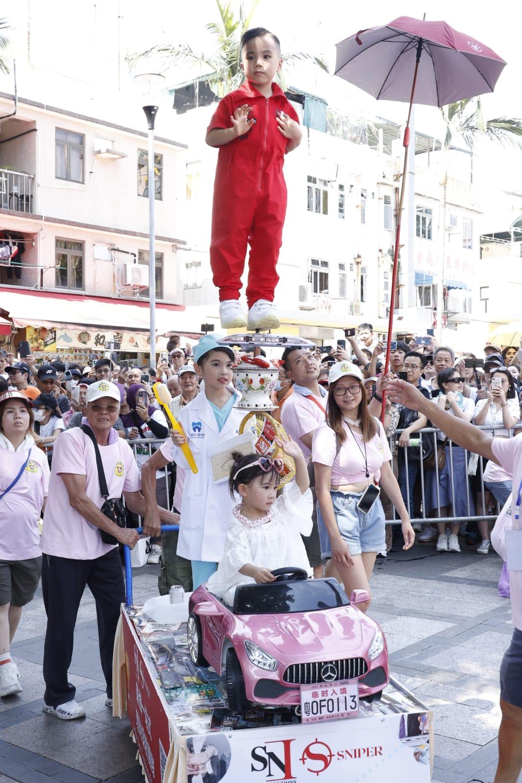 飄色會景巡遊正式開始。(林俊源攝)