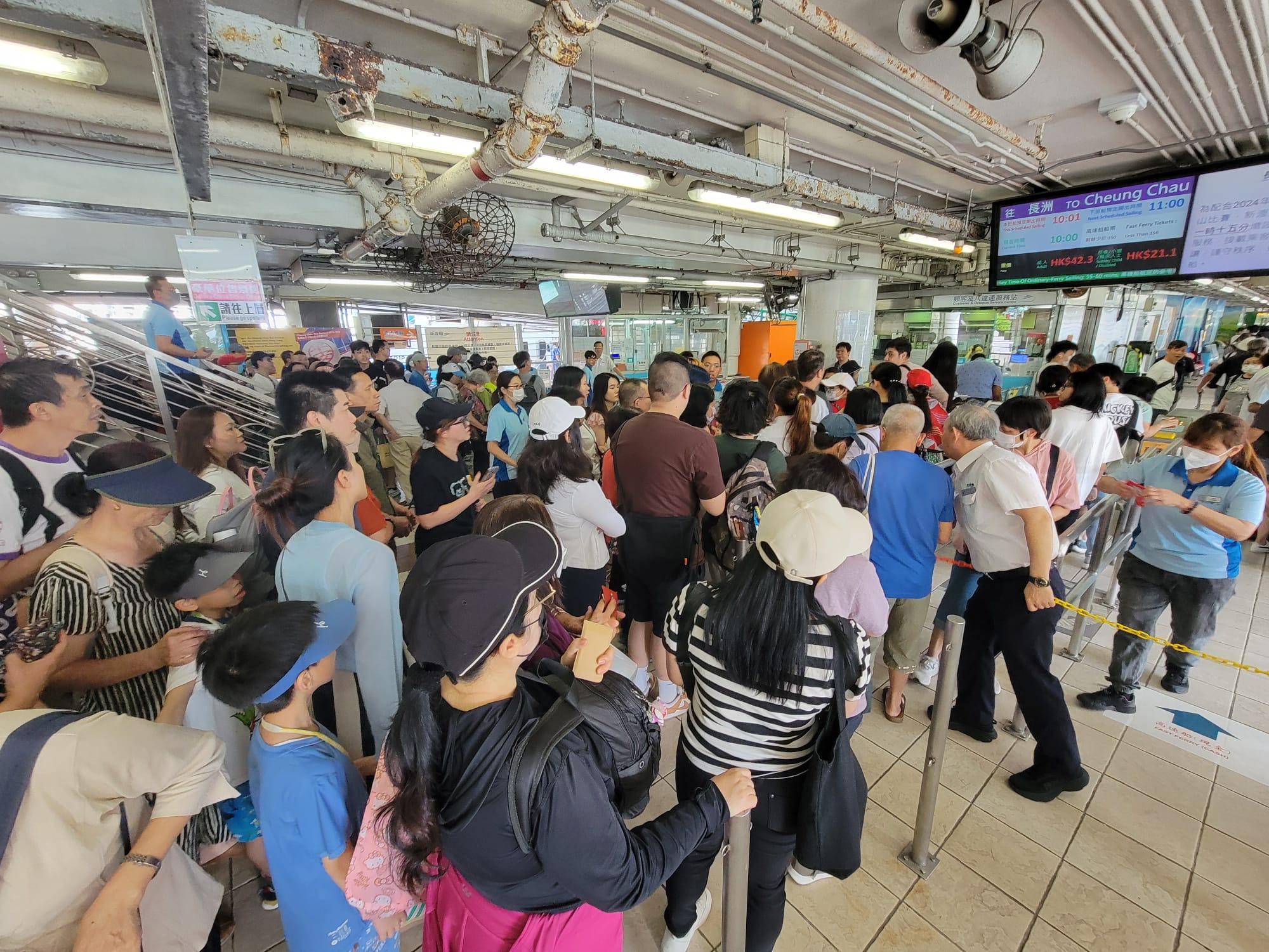 中環碼頭人頭湧湧。(林俊源攝)