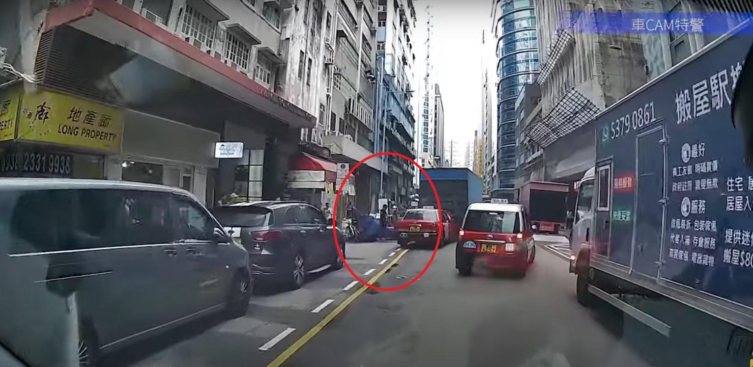 車Cam直擊|工人避開,逃過一劫。(網片截圖)