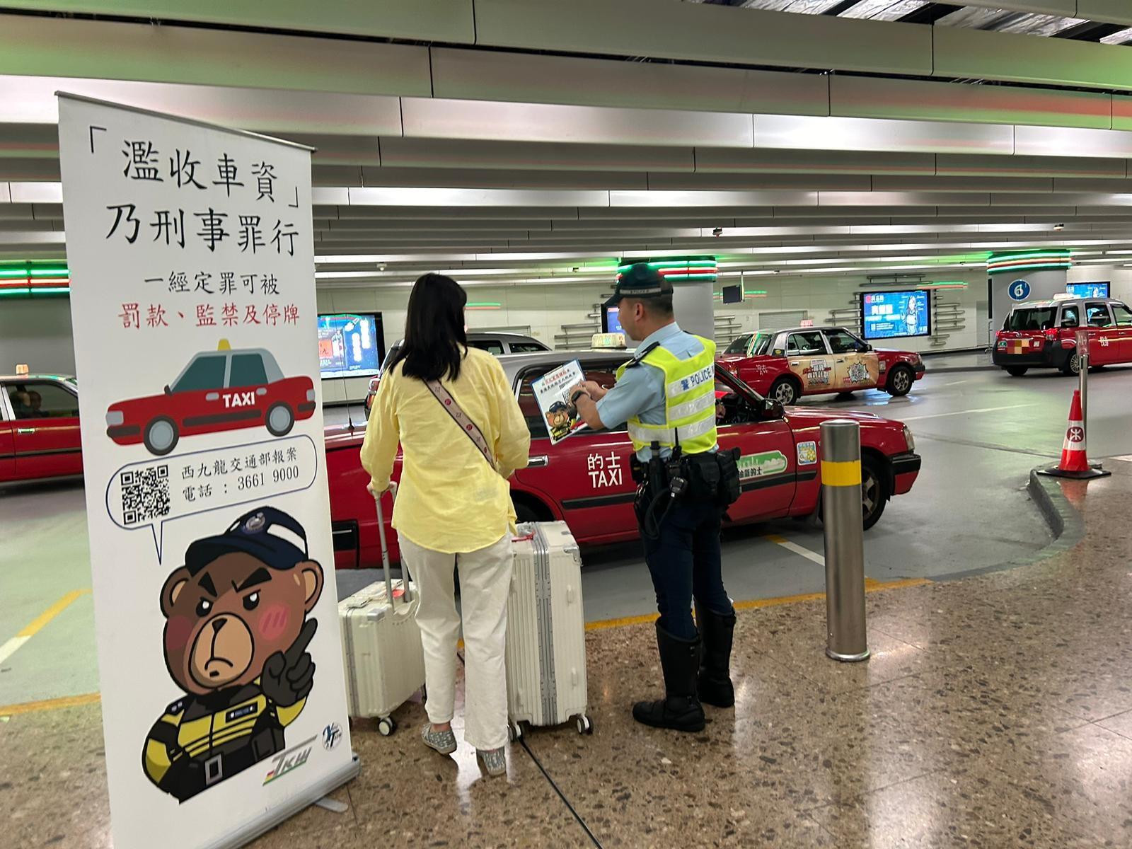 五一黃金周|警打擊的士濫收車資冚旗載客 43歲司機尖沙咀去大嶼山收高一倍被捕
