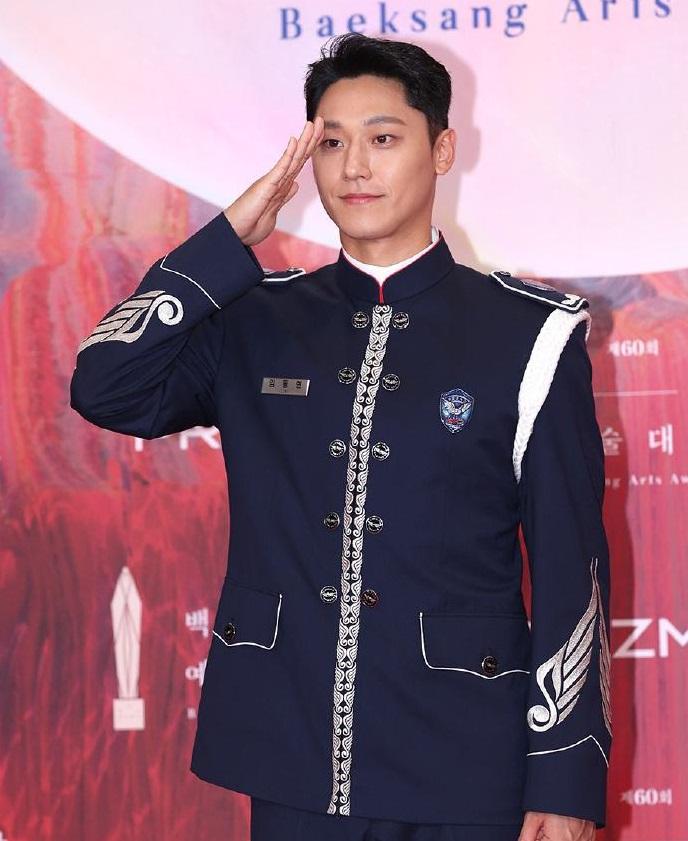 李到晛目前正服兵役,他今日穿軍服出席頒獎典禮。