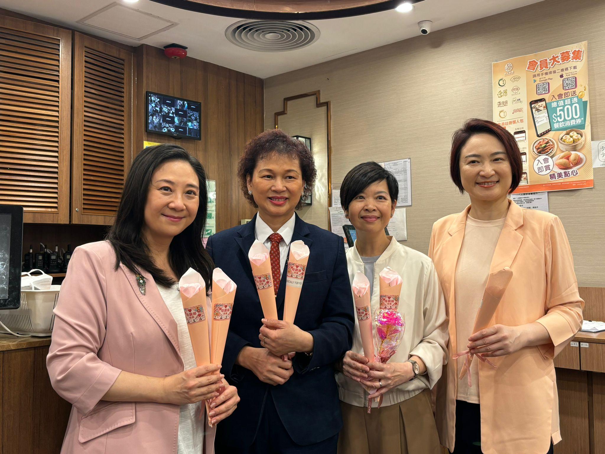 何永賢到沙田派花。(林嘉瑩攝)