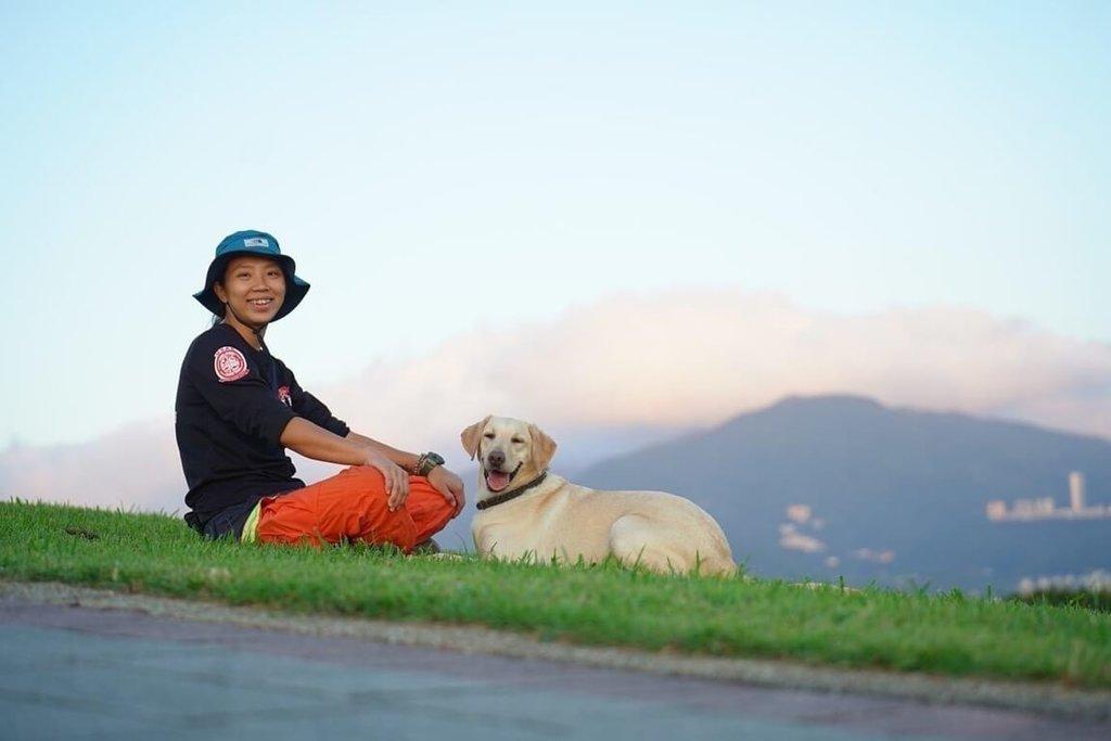 台灣新北市消防局搜救犬「木蘭」曾參加多次救援任務,但卻難敵癌魔於上月病逝,終年5歲,令合作多年的領犬員拍擋非常難過。(網上圖片)