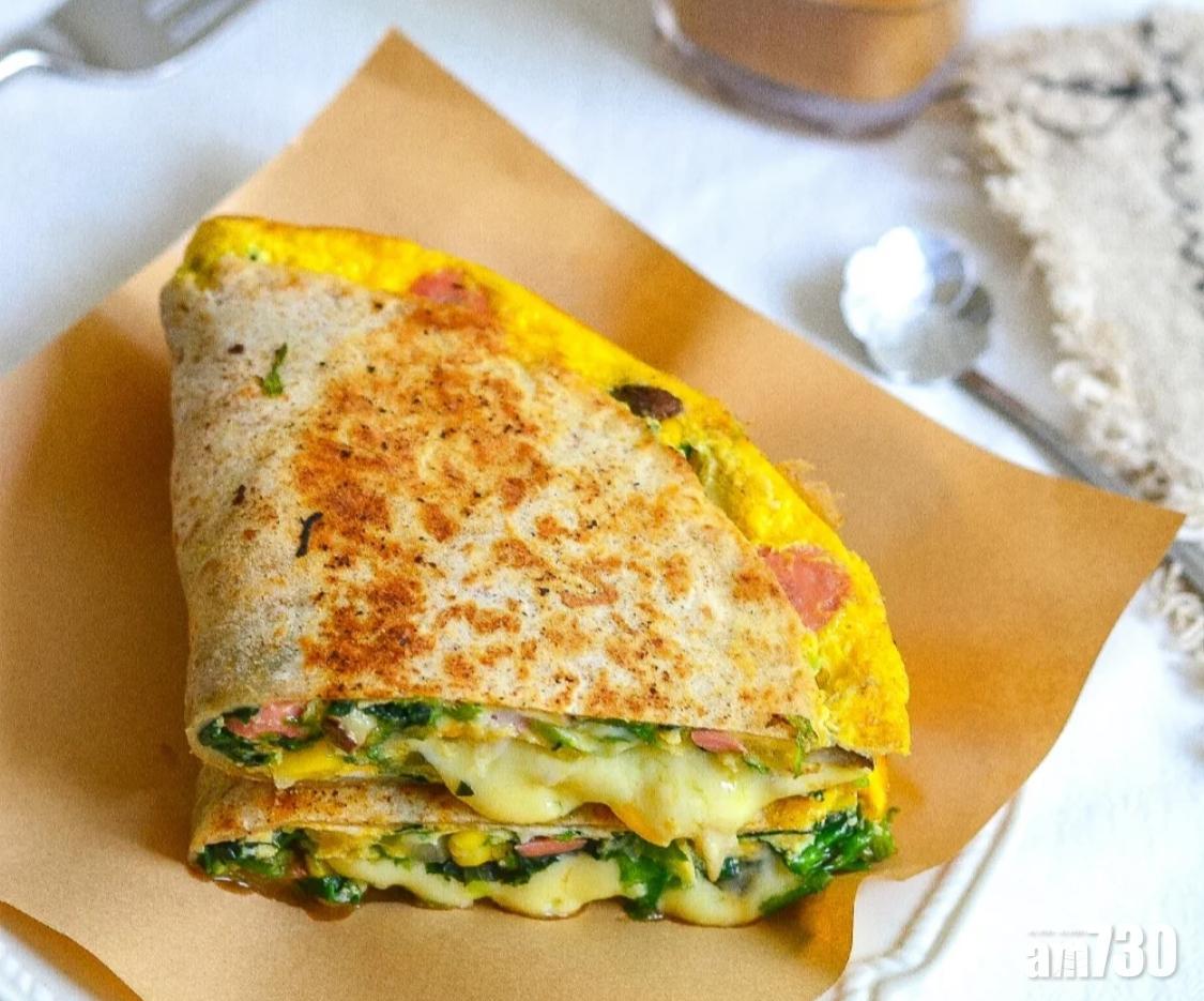 捲餅食譜|菠菜肉鬆全麥捲餅,把捲餅切開後更方便食用。