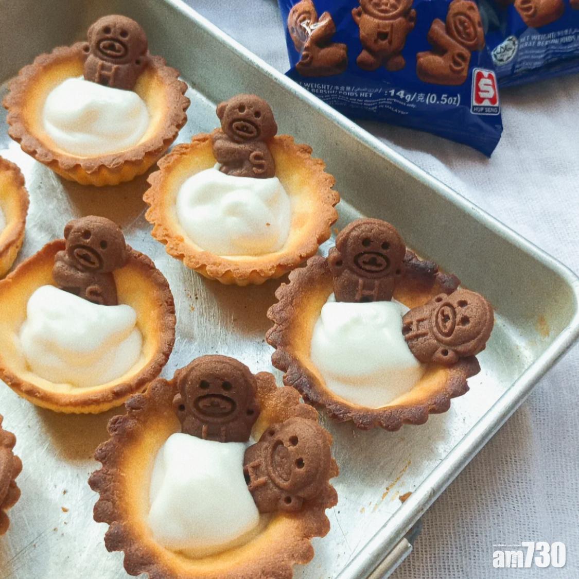 浸在白朱古力中的熊仔十分可愛。