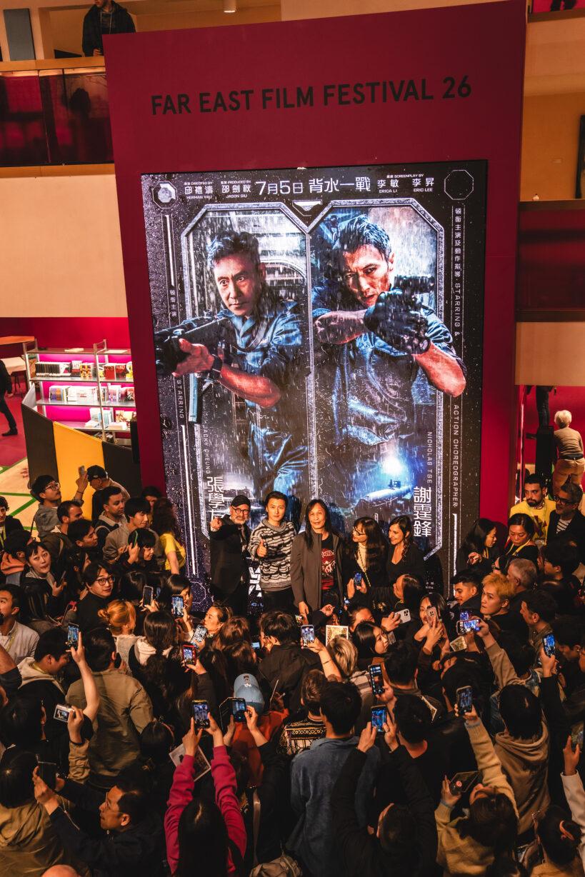 謝霆鋒在《海關戰線》世界首映禮的現場與觀眾近距離接觸,為電影打響頭炮!