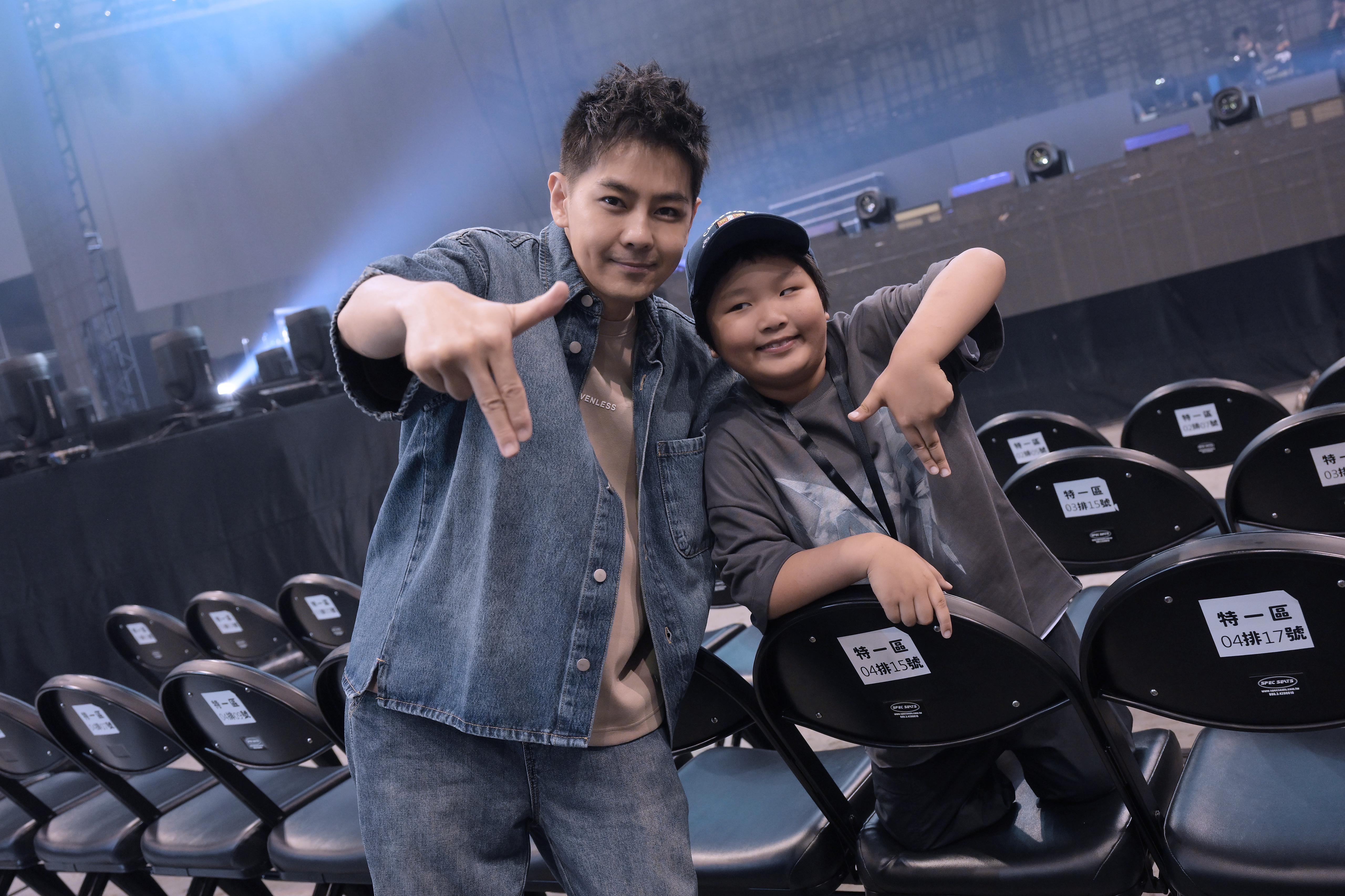 林志穎跟Alex兒子AJ在台下一齊互動。
