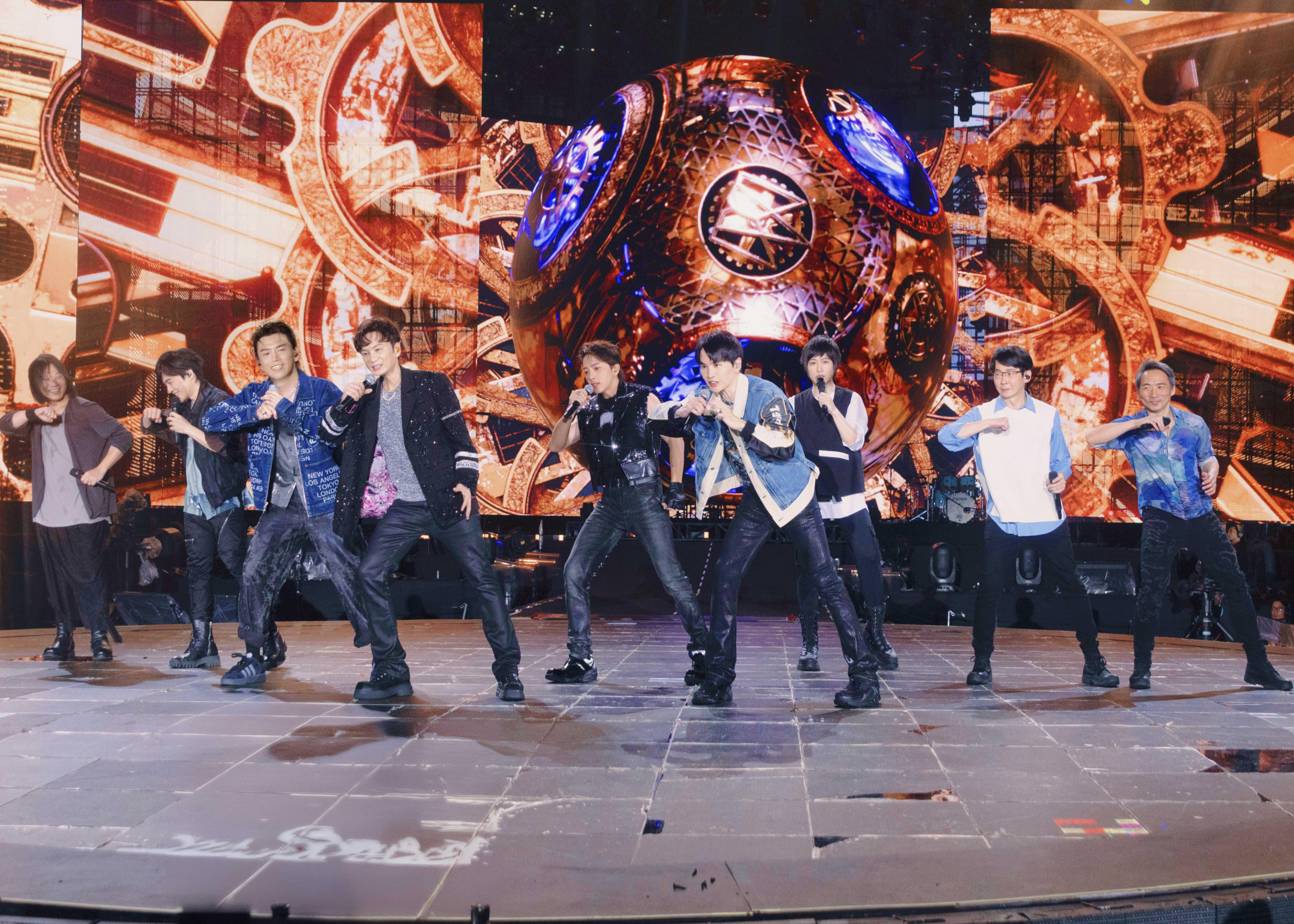 五月天難得再騷舞技,和Energy跳最新洗腦單曲《星期五晚上》!