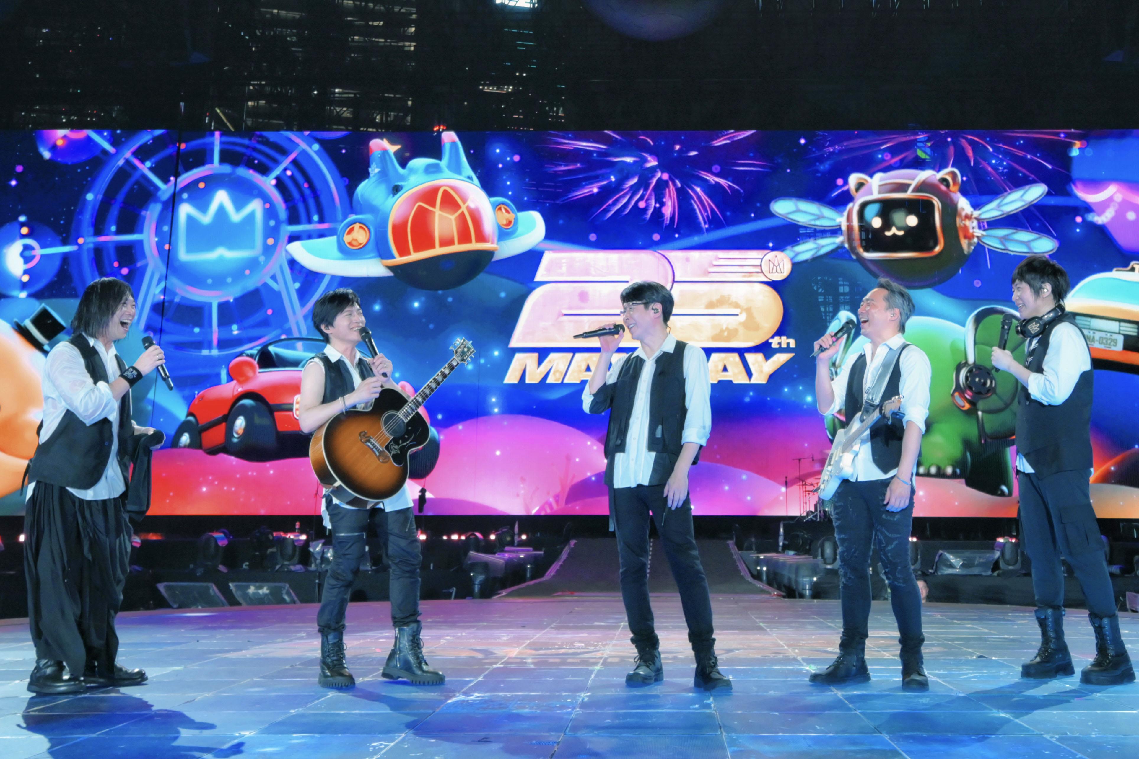 五月天動用海外92台40呎的貨櫃車搬運硬體器材,打造「5懈可擊」的視覺聲光饗宴。