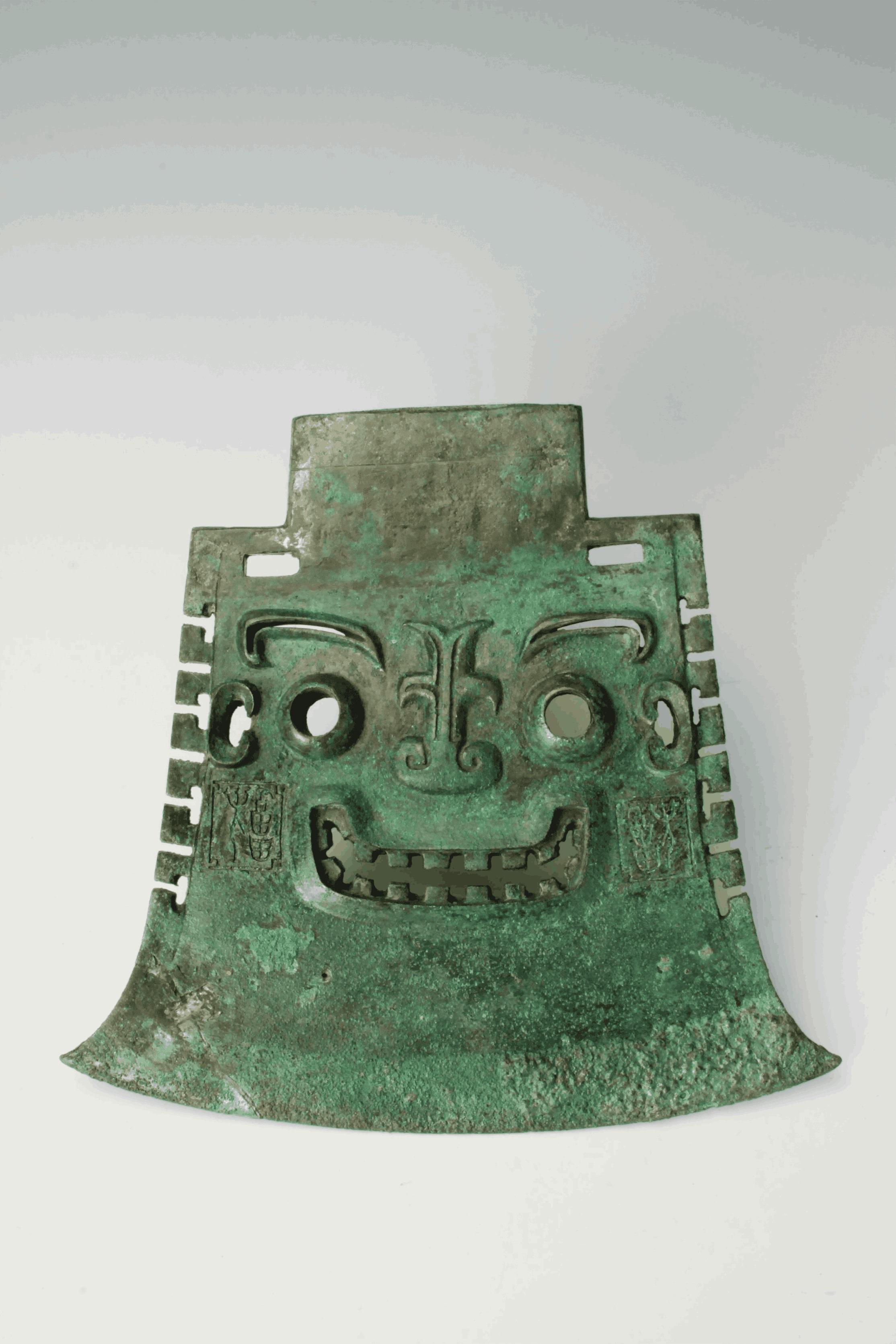 「鉞」是商代重要禮器和王權的象徵。亞醜鉞在1965年於山東青州蘇埠屯遺址出土,因鉞面銘正反「亞醜」二字,故得名「亞醜鉞」。(山東博物館藏)