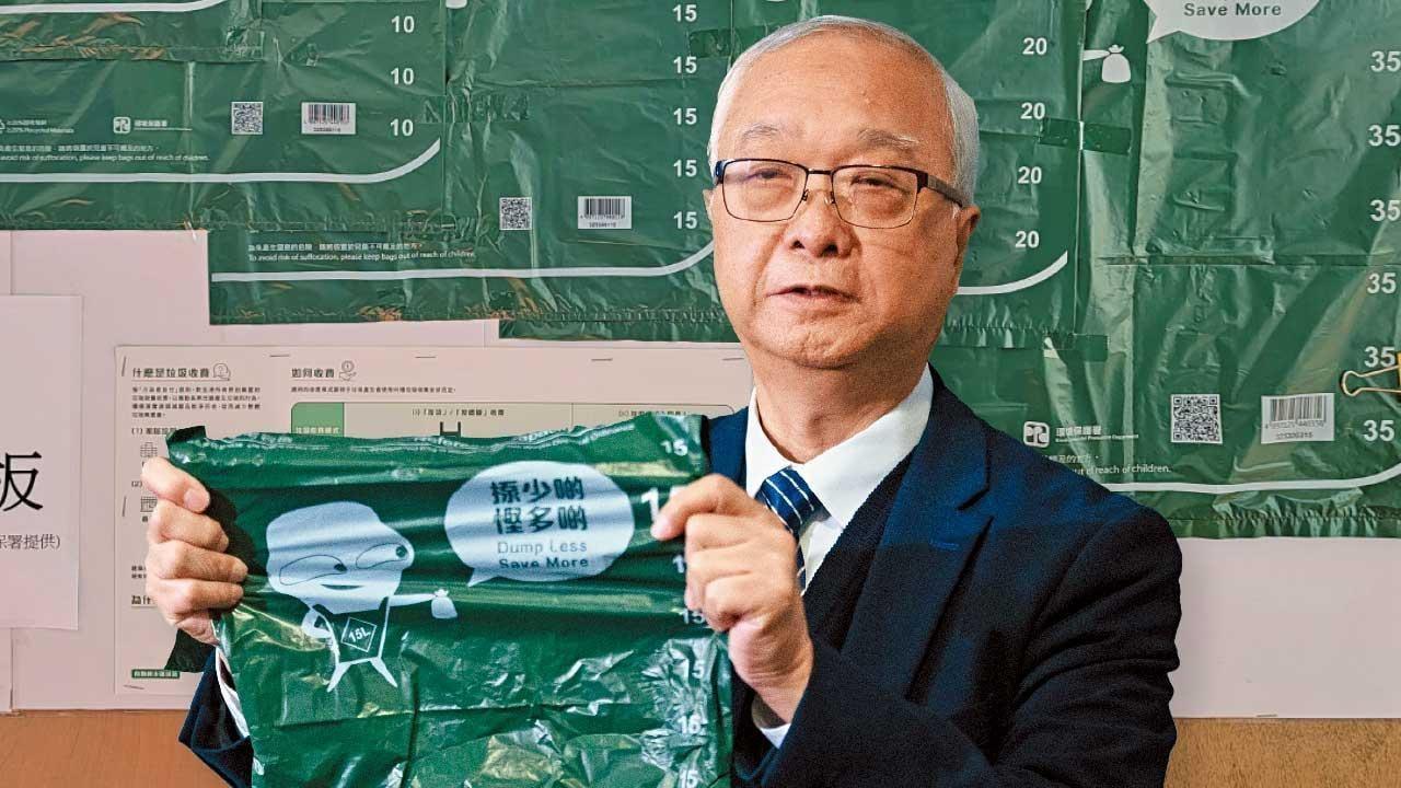 環境及生態局局長謝展寰指,下月起向公屋戶每月派20個指定袋,為期半年。(資料圖片)