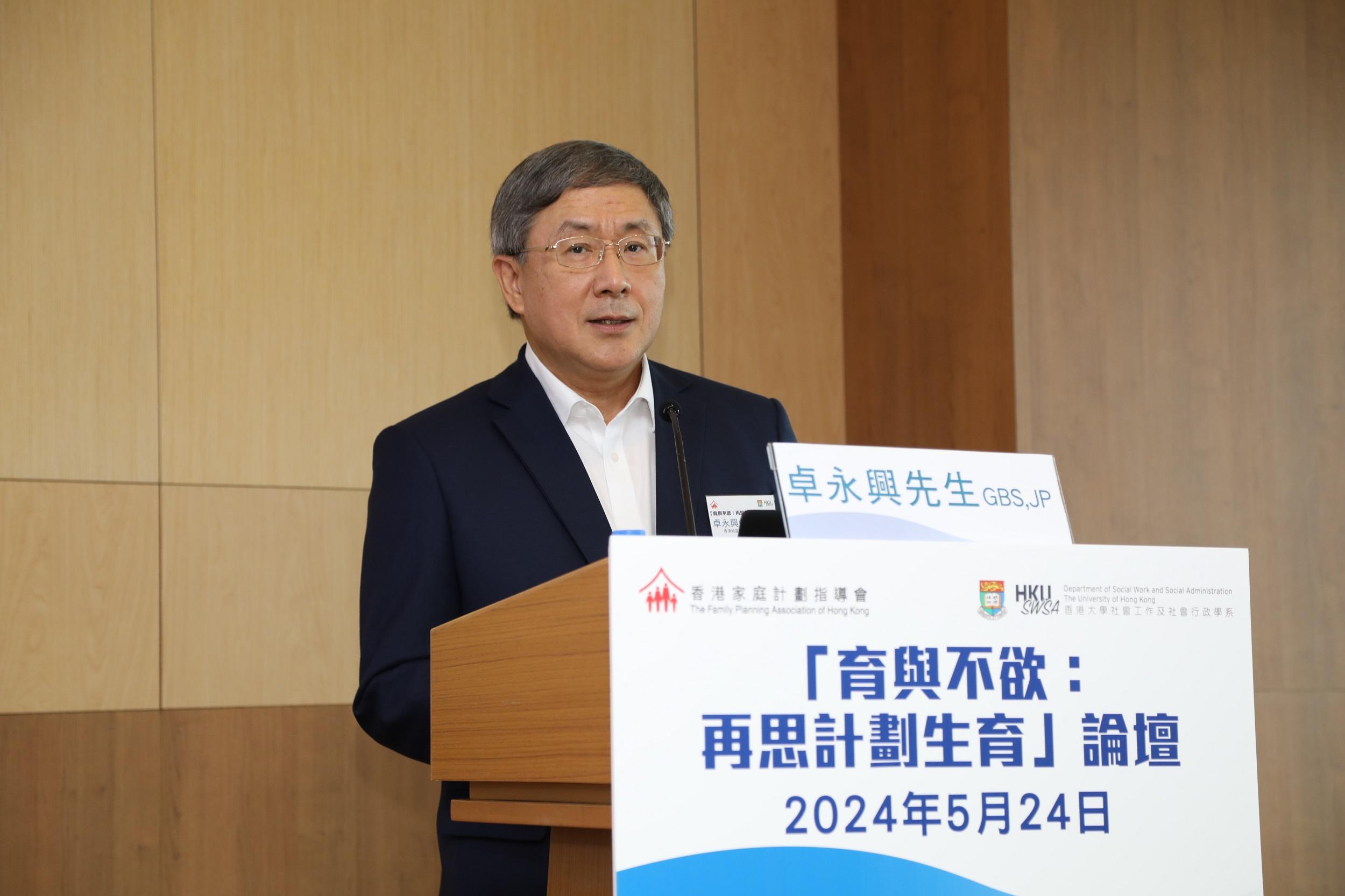 家計會及港大合辧生育論壇 指「先同居後結婚」趨勢推遲結婚及生育年齡