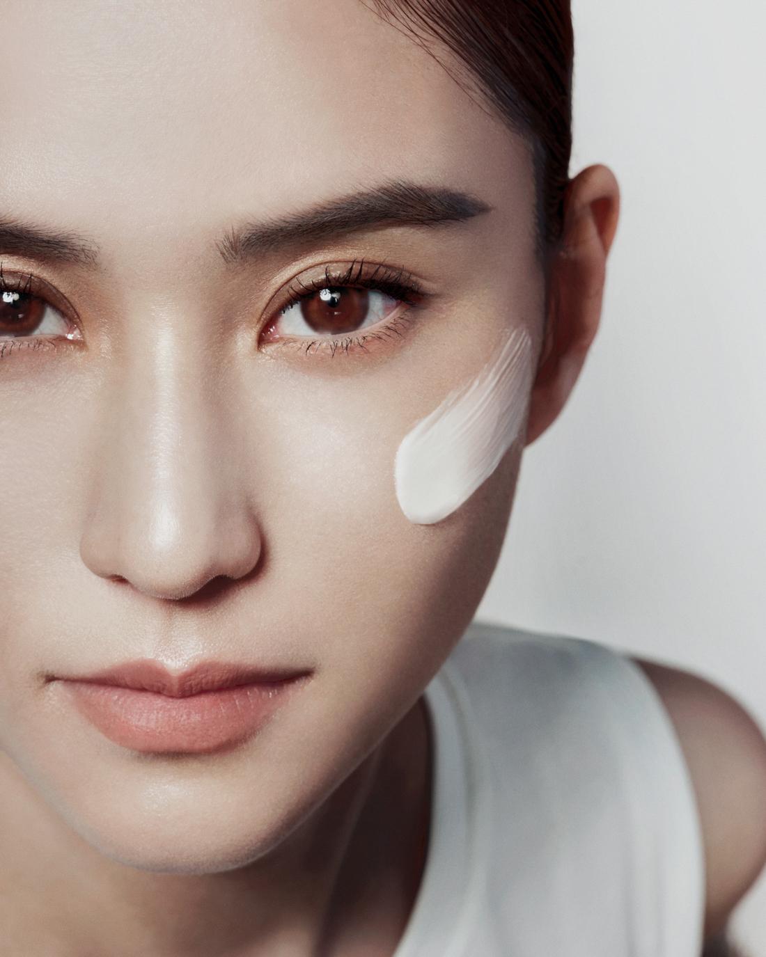 AP特別邀請被稱為「最美千金」的何超蓮合作,率先試用全新M.D. 醫美級修護系列皇牌「膠原重建緊緻雙效面霜」。