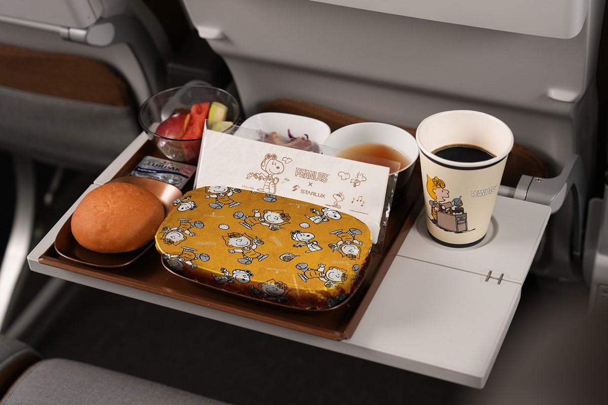 飛機餐亦同樣用上Snoopy圖案主題紙杯、餐巾紙、包裝錫紙等