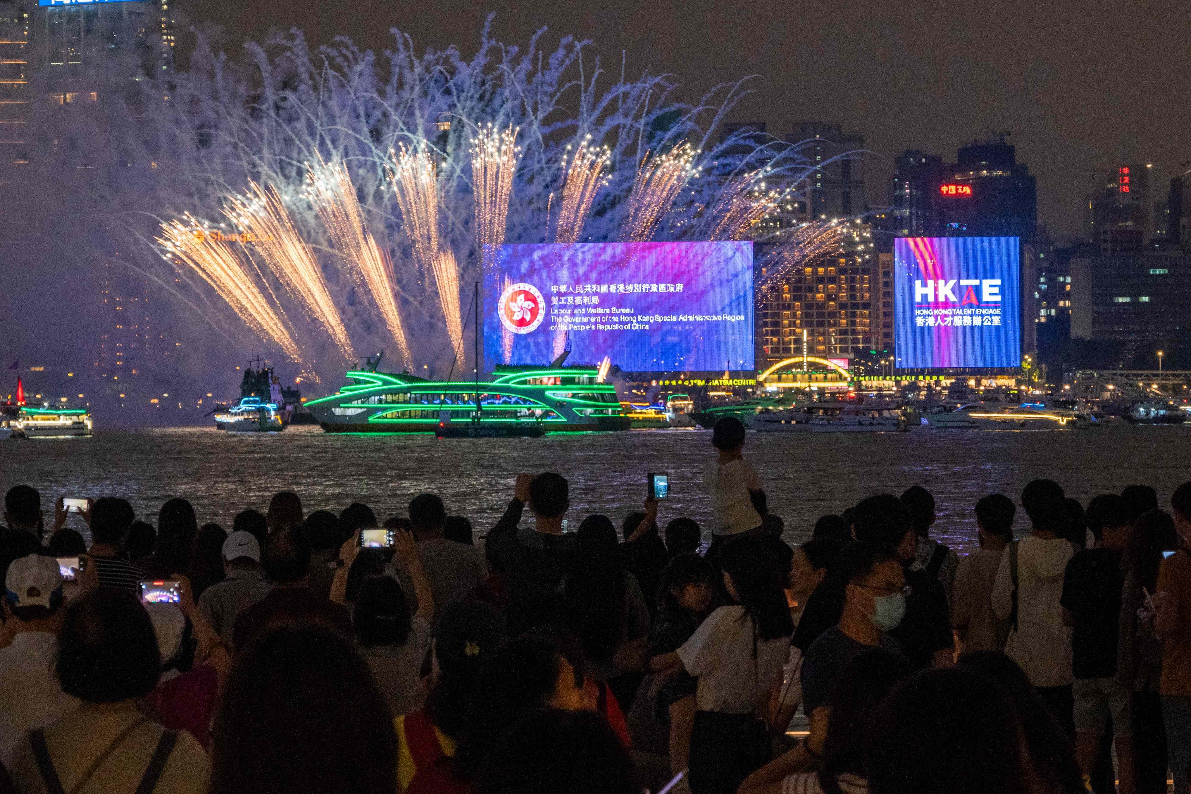 炮台山 旅發局五一海上煙火表演