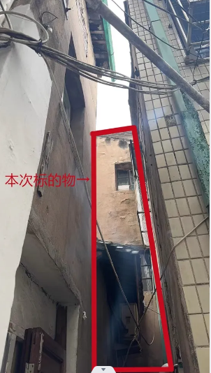 負責此次拍賣的溫州捷拍網絡科技有限公司的一名工作人員透露,價格低於市場價,「正常情況下,市面上掛牌都是300萬元。」該工作人員表示房子總共60多平方米,3層,每層20平方米左右,其實已經不能居住